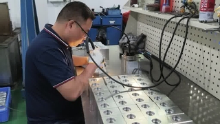 Ébavurage manuel des blocs de vannes hydrauliques assurant des passages d'huile fluides