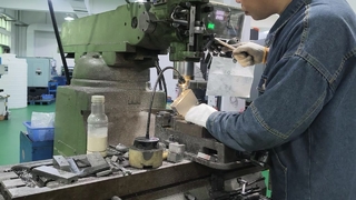 Processus d'ébavurage de collecteur hydraulique, finition de précision pour blocs usinés CNC